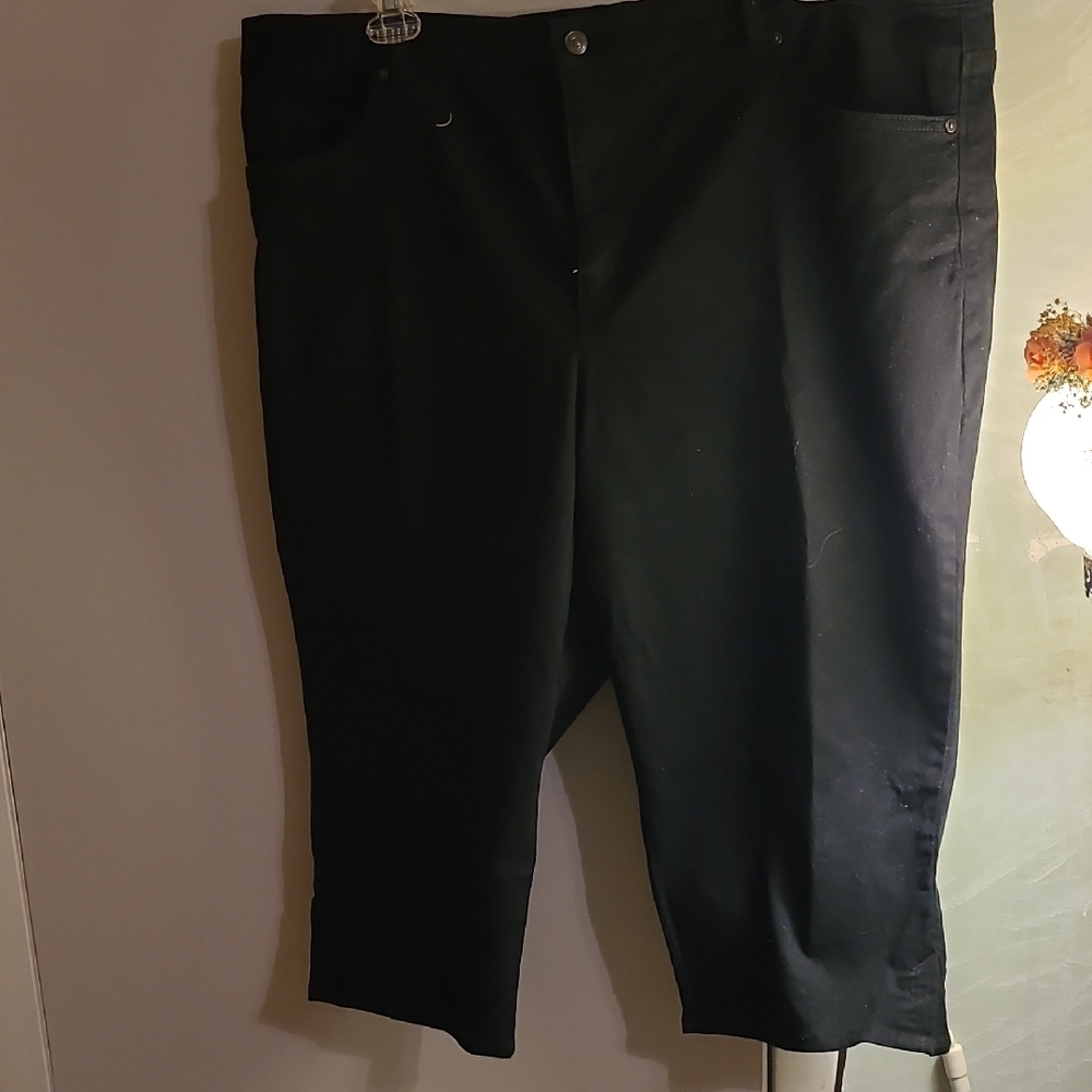 Gloria Vanderbilt Black Capris